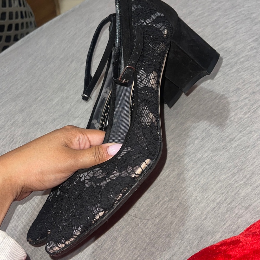 Manolo Blahnik Lace Hangisi | size 40/10 but fits a 9/9.5/10